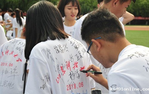 青岛高校举行毕业典礼，文化衫留言成风景线